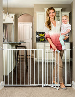 Opening the Maxi Super Wide Baby Gate