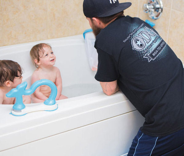 How to Help Your Partner Give the Baby a Bath Solo