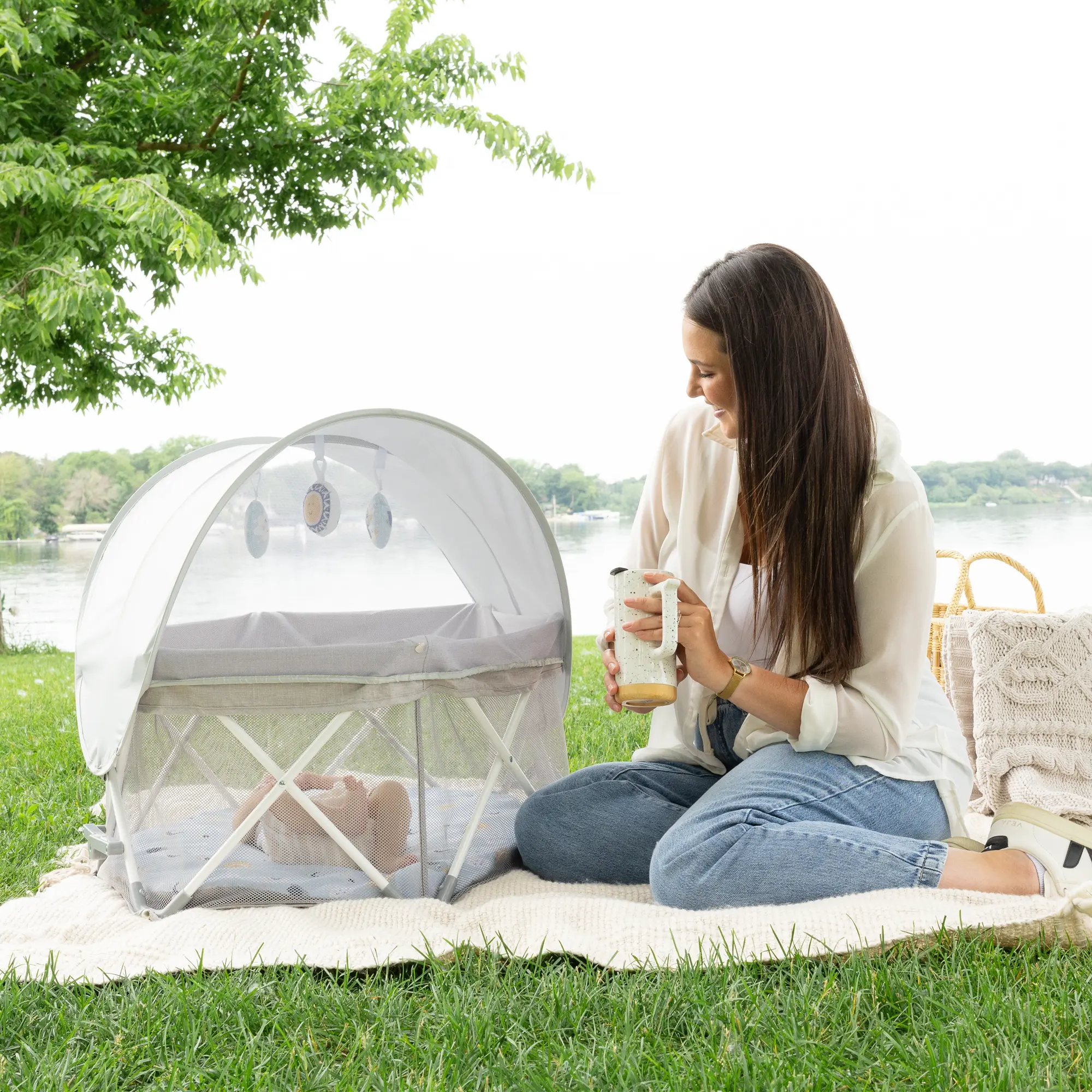 Regalo My Crib Portable Infant Bassinet, Includes Design Padded Insert, Tra : Regalo My Crib Portable Infant Bassinet, Includes